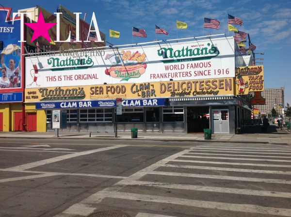 Именно здесь была открыта первая закусочная  Nathan's, которая торговала хот-догами. Кони-Айленд, Бруклин